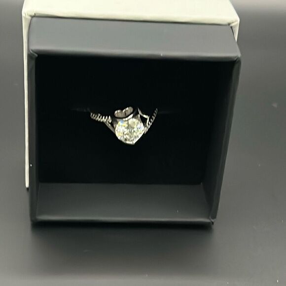 D Luxury 925 Sterling Silver 2ctw Moissanite Ring Size 9 Hidden Heart Design New - Picture 3 of 13